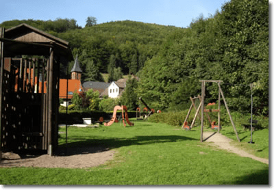 Für die Kleinen der Spielplatz neben dem Minigolfplatz.