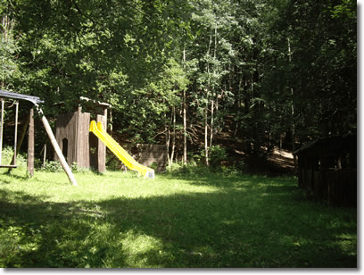 Spielplatz und Grillhütte